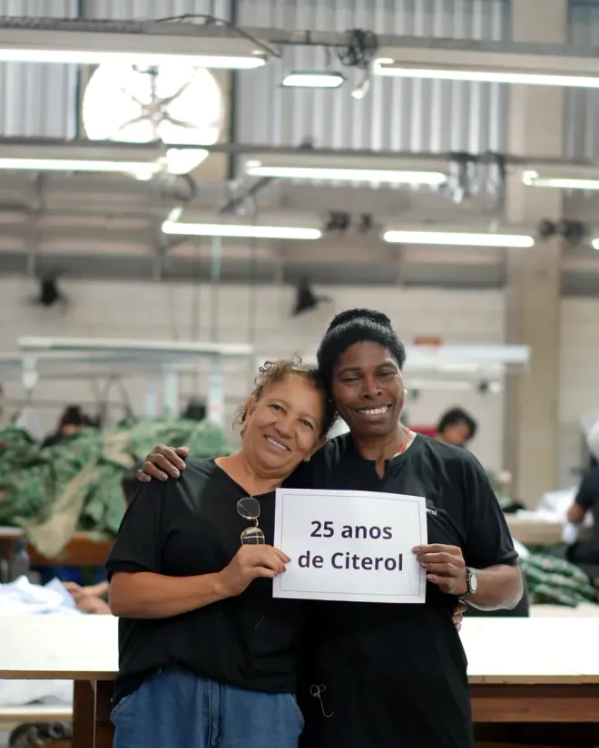 Duas colaboradoras da Citerol segurando um cartaz com 25 anos de Citerol