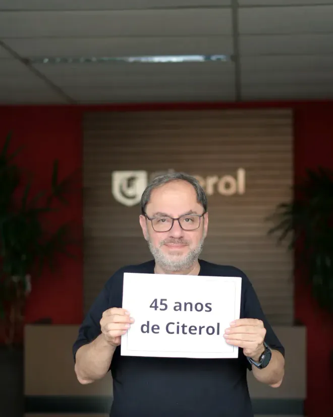 Colaborador da Citerol segurando um cartaz com 45 anos de Citerol