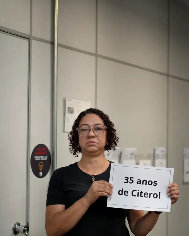 Colaboradora da Citerol segurando um cartaz com 35 anos de Citerol