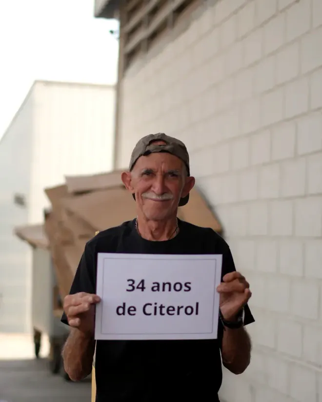 Colaborador da Citerol segurando um cartaz com 34 anos de Citerol