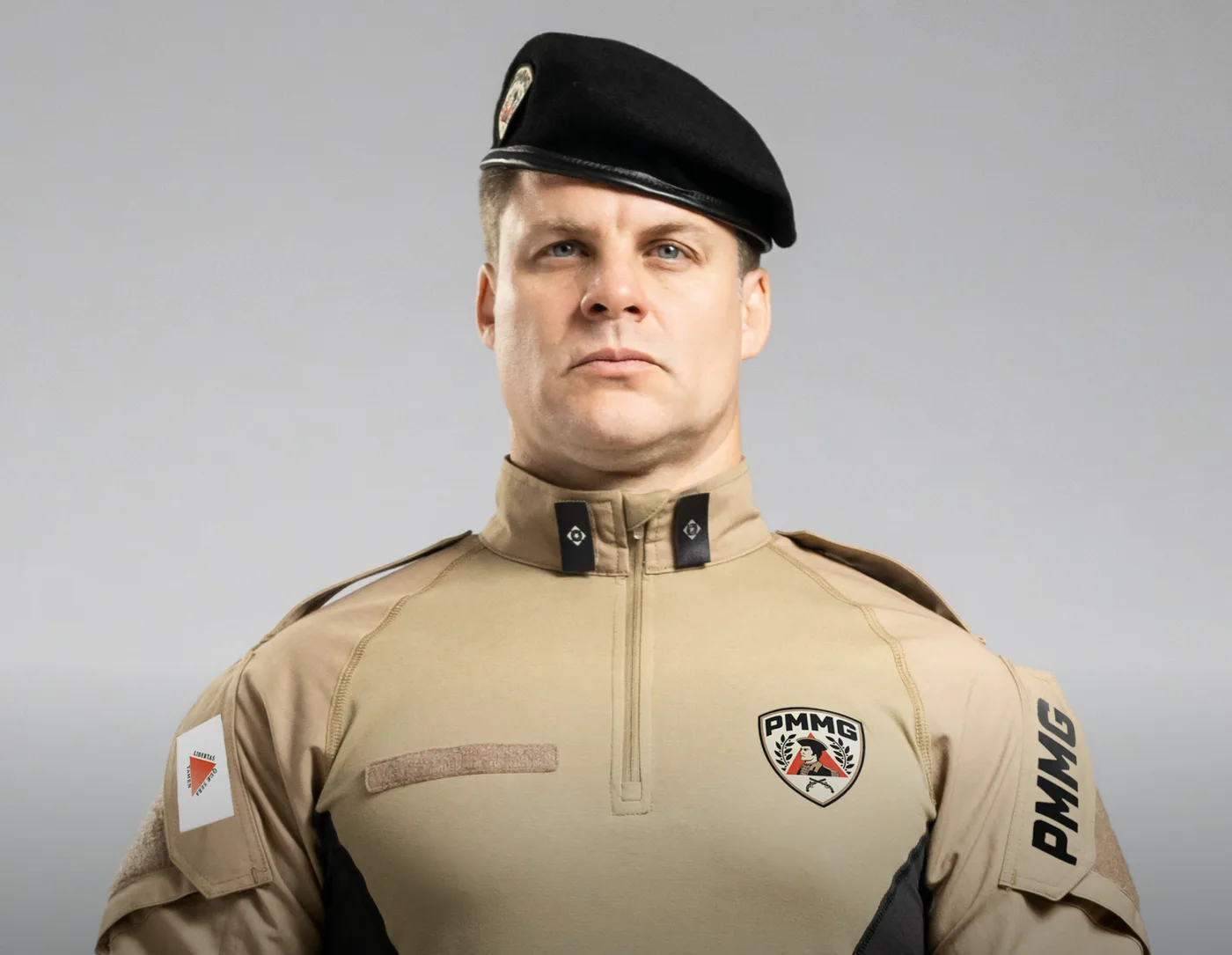 Policial militar de boina, com a camisa de combate tática da corporação